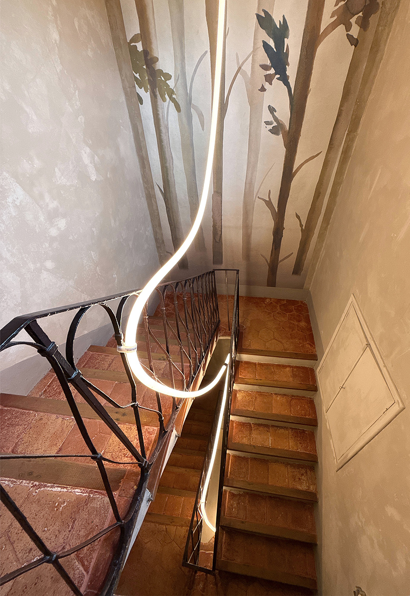 scala antica con ringhiera in ferro
